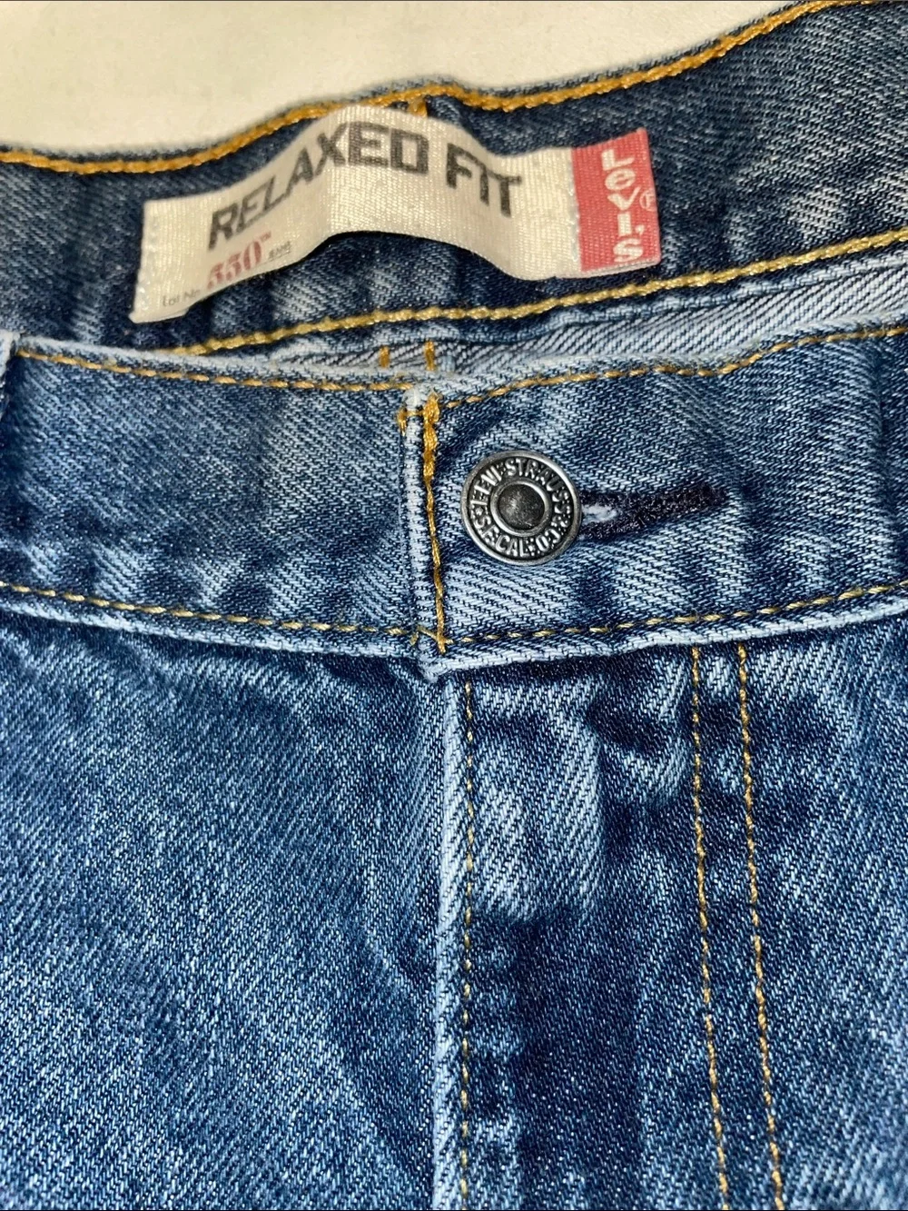 Men’s EUC LEVI’S 550 Relaxed Fit Jeans Classic Med Wash Denim Sz 35/32 5-Pocket